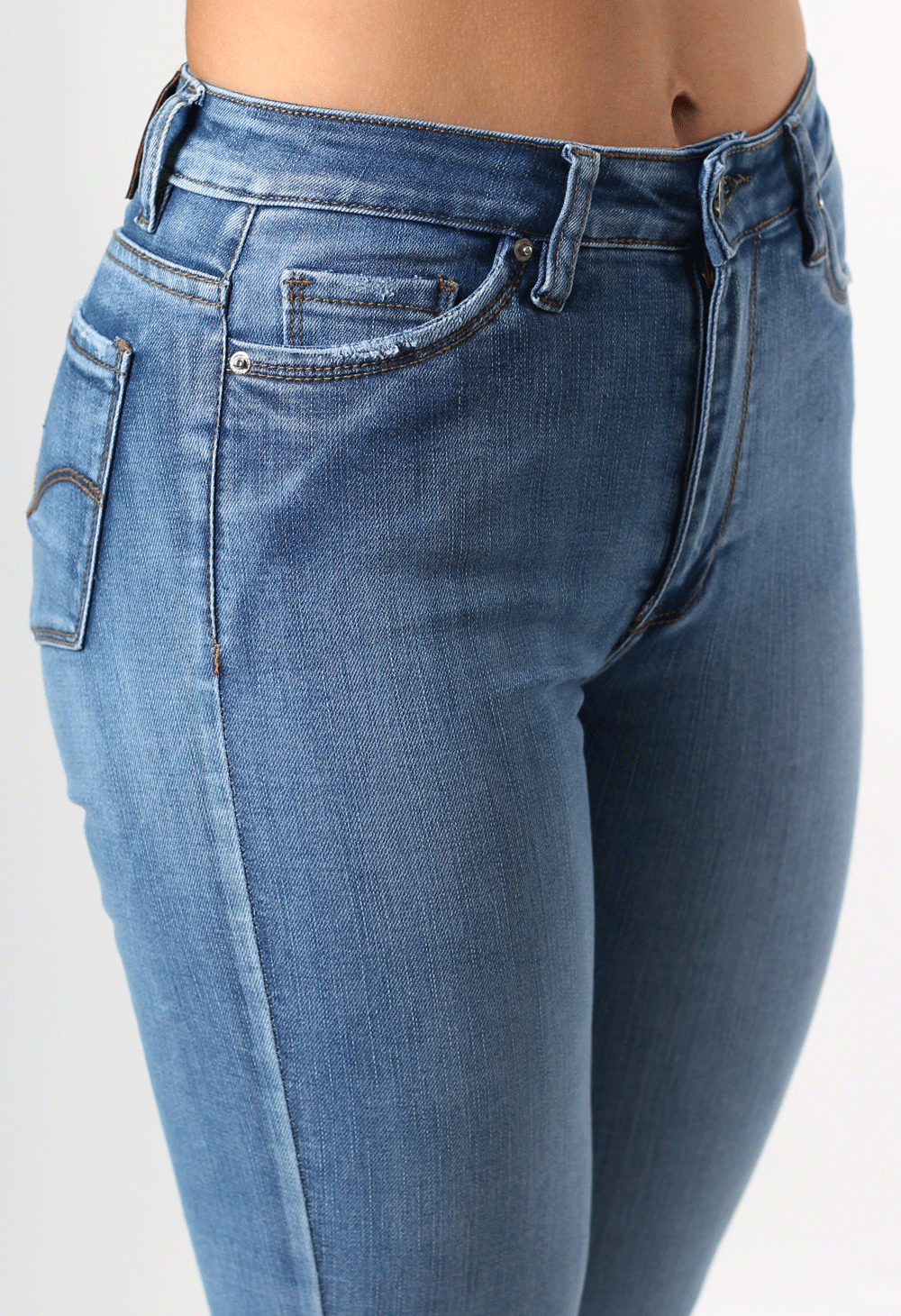 JEANS CLÁSICO SKINNY TONO MEDIO 1 BOTON TIRO ALTO REF-7362