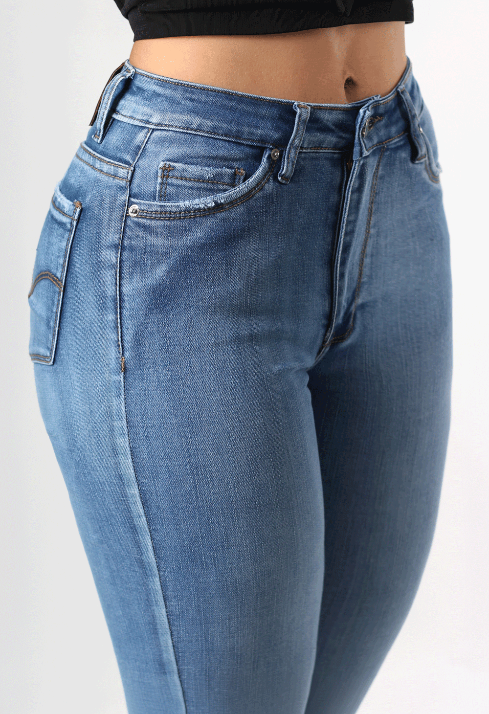 JEANS CLÁSICO SKINNY TONO MEDIO 1 BOTON TIRO ALTO REF-7362
