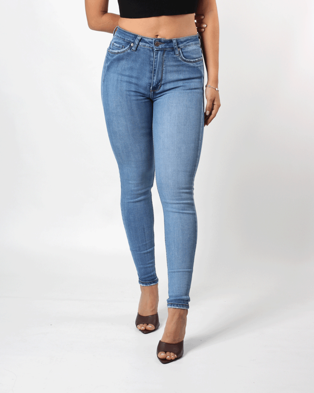 JEANS CLASICO SKINNY TONO MEDIO 1 BOTON TIRO ALTO REF-7362