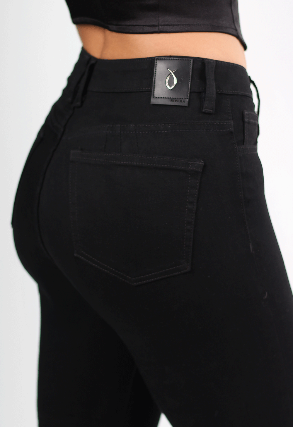 JEANS CLÁSICO SKINNY NEGRO 1 BOTON TIRO ALTO REF-7370