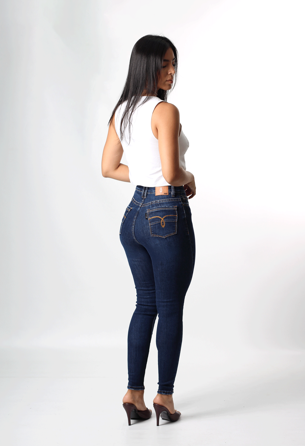JEANS CLÁSICO SKINNY TONO OSCURO 1 BOTON TIRO ALTO REF-7392