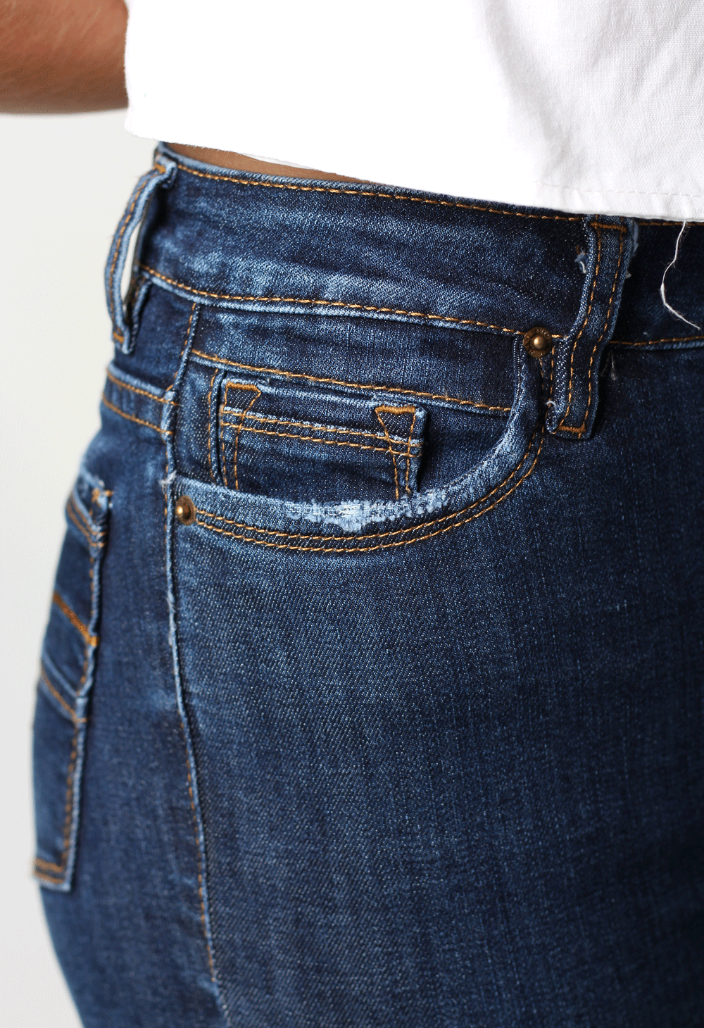 JEANS CLÁSICO SKINNY TONO OSCURO 1 BOTON TIRO ALTO REF-7392