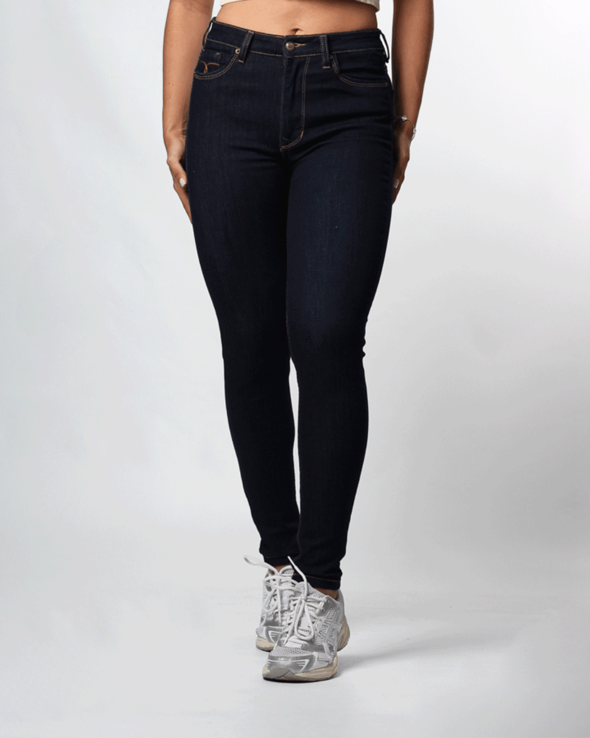 JEANS CLASICO SKINNY TONO OSCURO 1 BOTON TIRO ALTO REF-7393