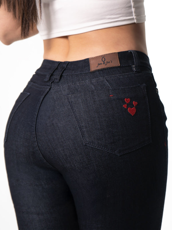 JEANS CLASICO TONO OSCURO BORDADO DE CORAZONES 1 BOTON TIRO ALTO REF-7394