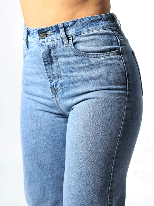 JEANS WIDE LEG TONO CLARO 1 BOTON TIRO ALTO REF-7398