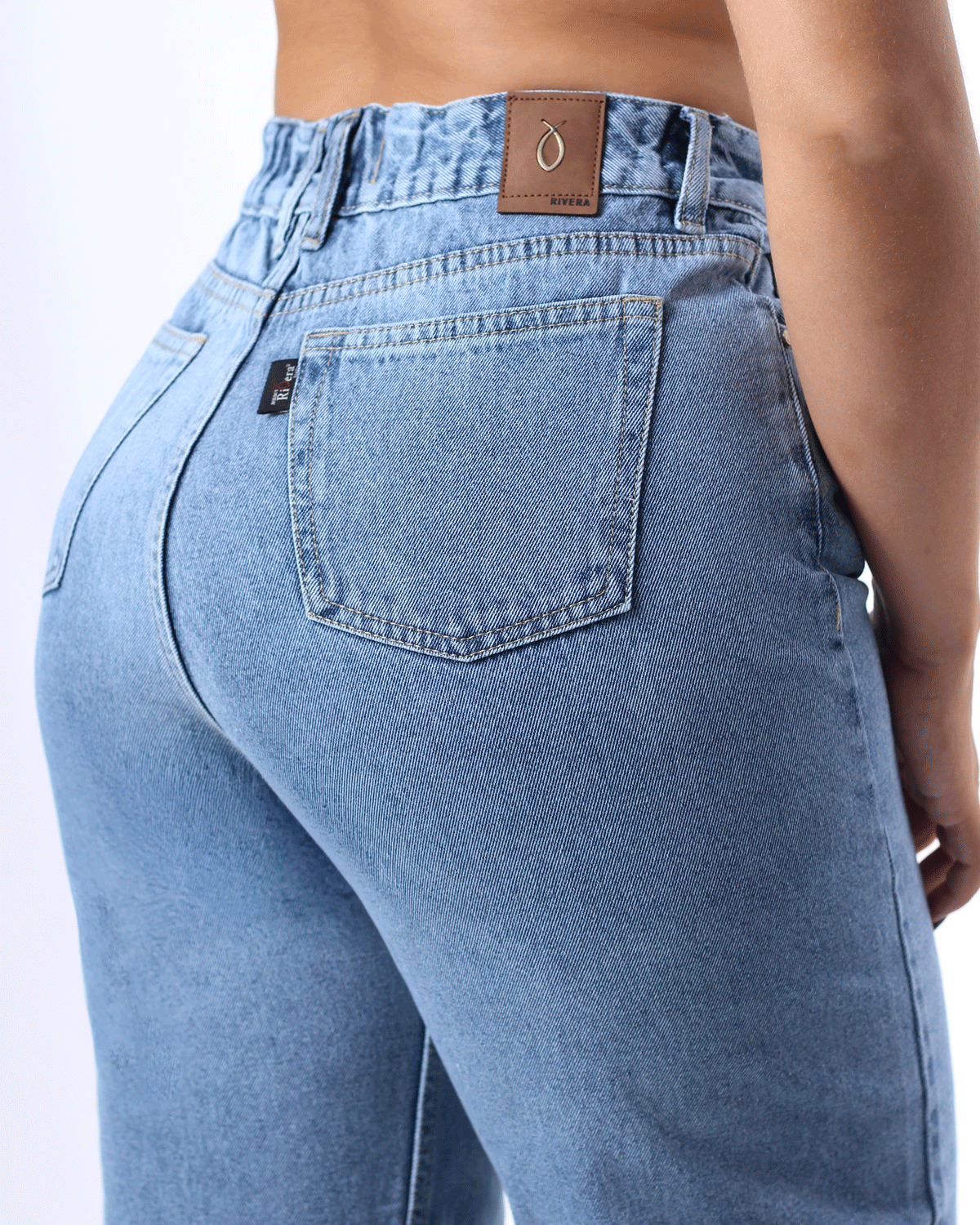 JEANS WIDE LEG TONO CLARO 1 BOTON TIRO ALTO REF-7398