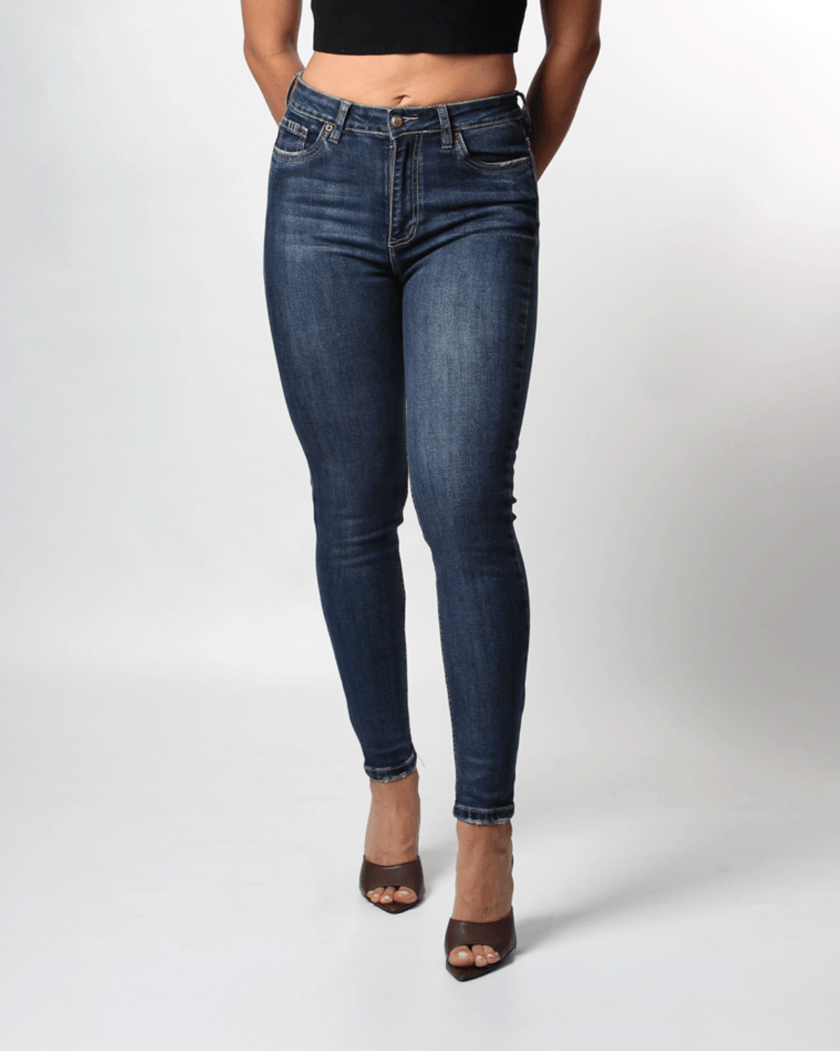 JEAN CLASICO SKINNY TONO MEDIO 1 BOTON TIRO ALTO REF-7422