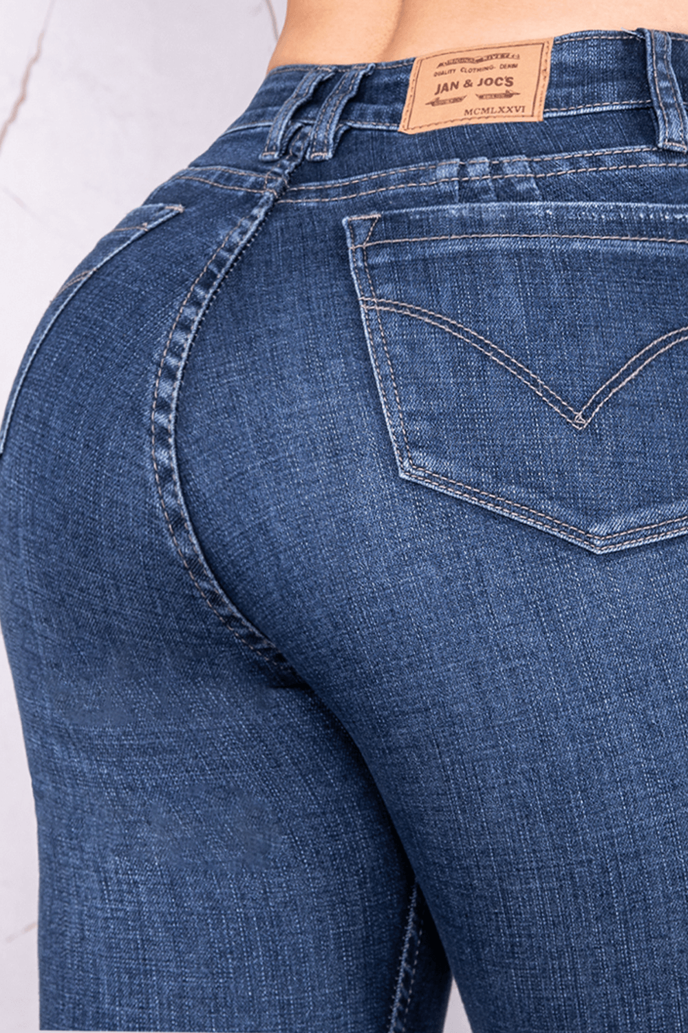 JEANS CLASICO TONO MEDIO OSCURO 1 BOTON TIRO ALTO REF-7363