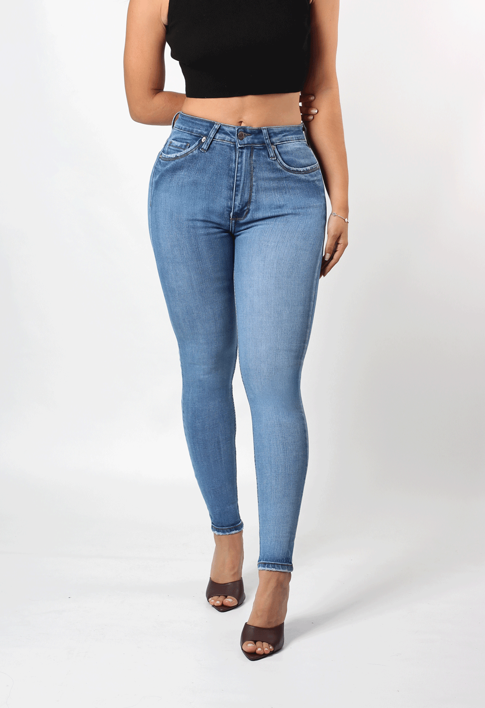 JEANS CLÁSICO SKINNY TONO MEDIO 1 BOTON TIRO ALTO REF-7362