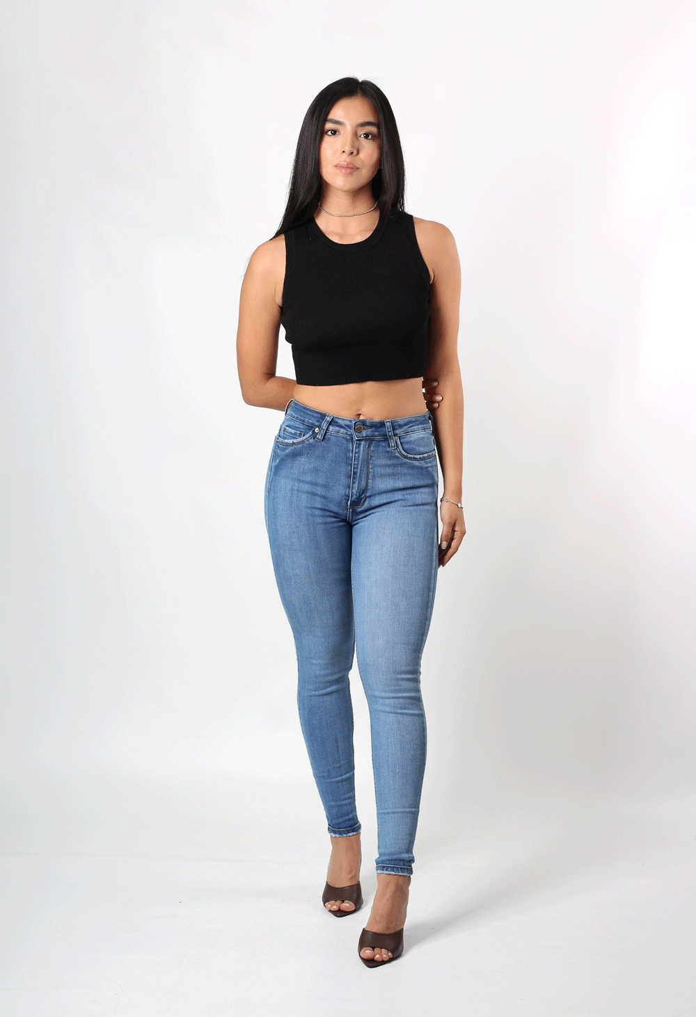 JEANS CLASICO SKINNY TONO MEDIO 1 BOTON TIRO ALTO REF-7362
