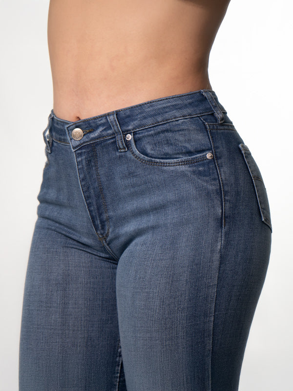 JEANS CLASICO TONO MEDIO 1 BOTON TIRO ALTO REF-7362