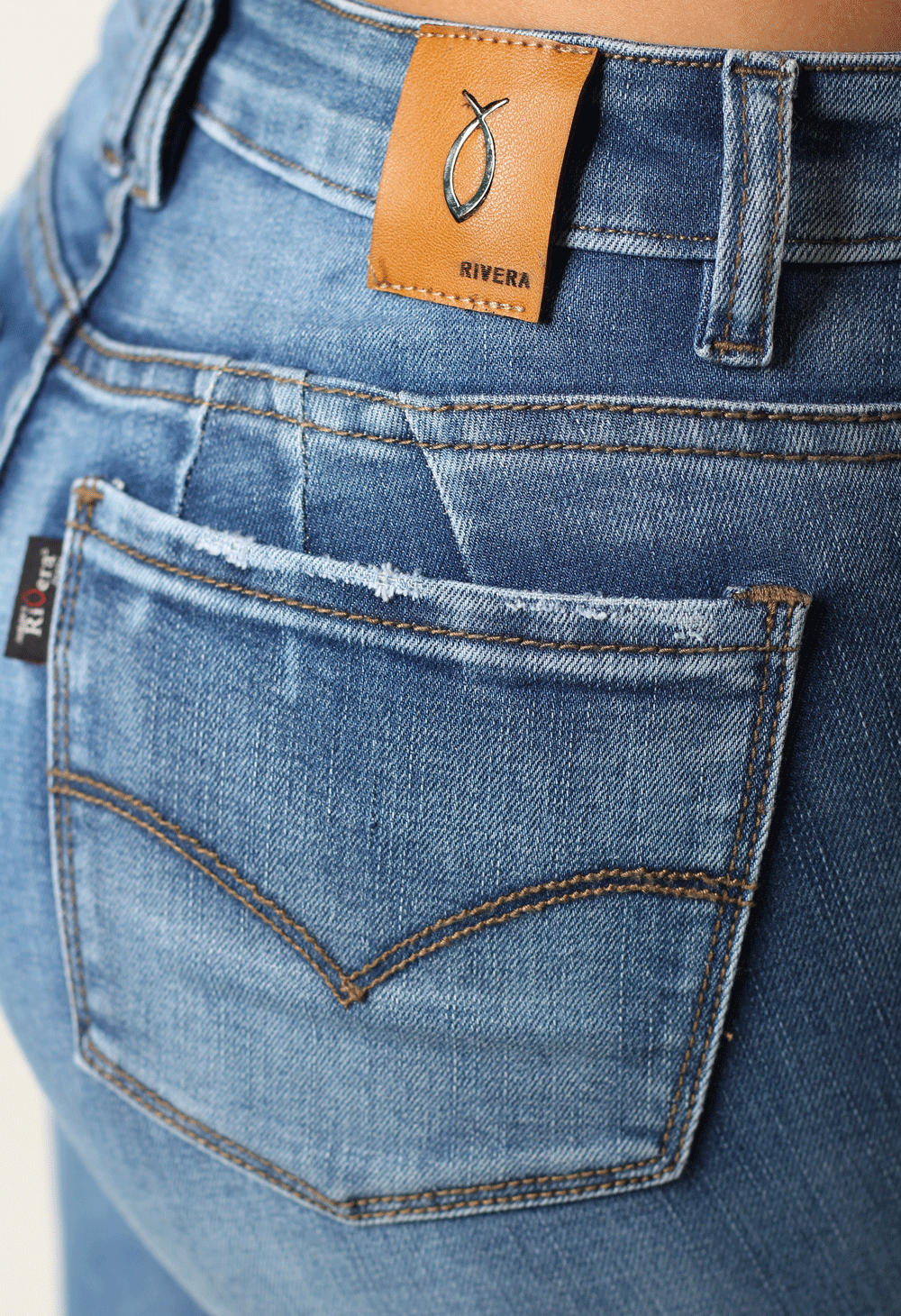 JEANS CLÁSICO SKINNY TONO MEDIO 1 BOTON TIRO ALTO REF-7362