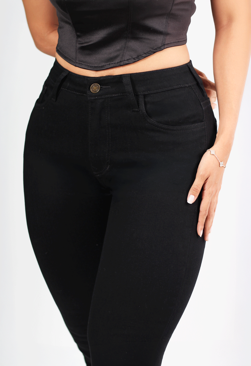 JEANS CLÁSICO SKINNY NEGRO 1 BOTON TIRO ALTO REF-7370