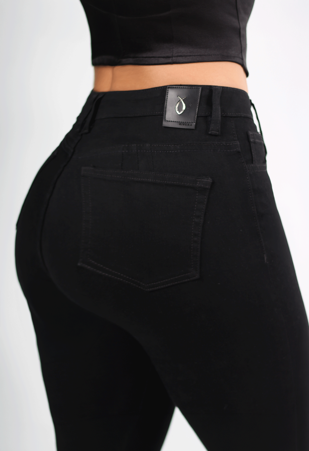 JEANS CLÁSICO SKINNY NEGRO 1 BOTON TIRO ALTO REF-7370