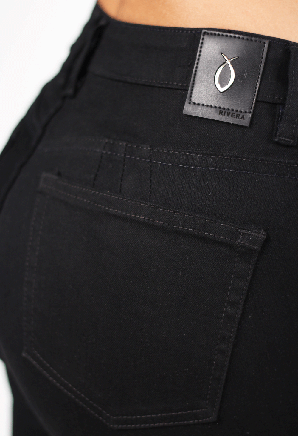 JEANS CLÁSICO SKINNY NEGRO 1 BOTON TIRO ALTO REF-7370