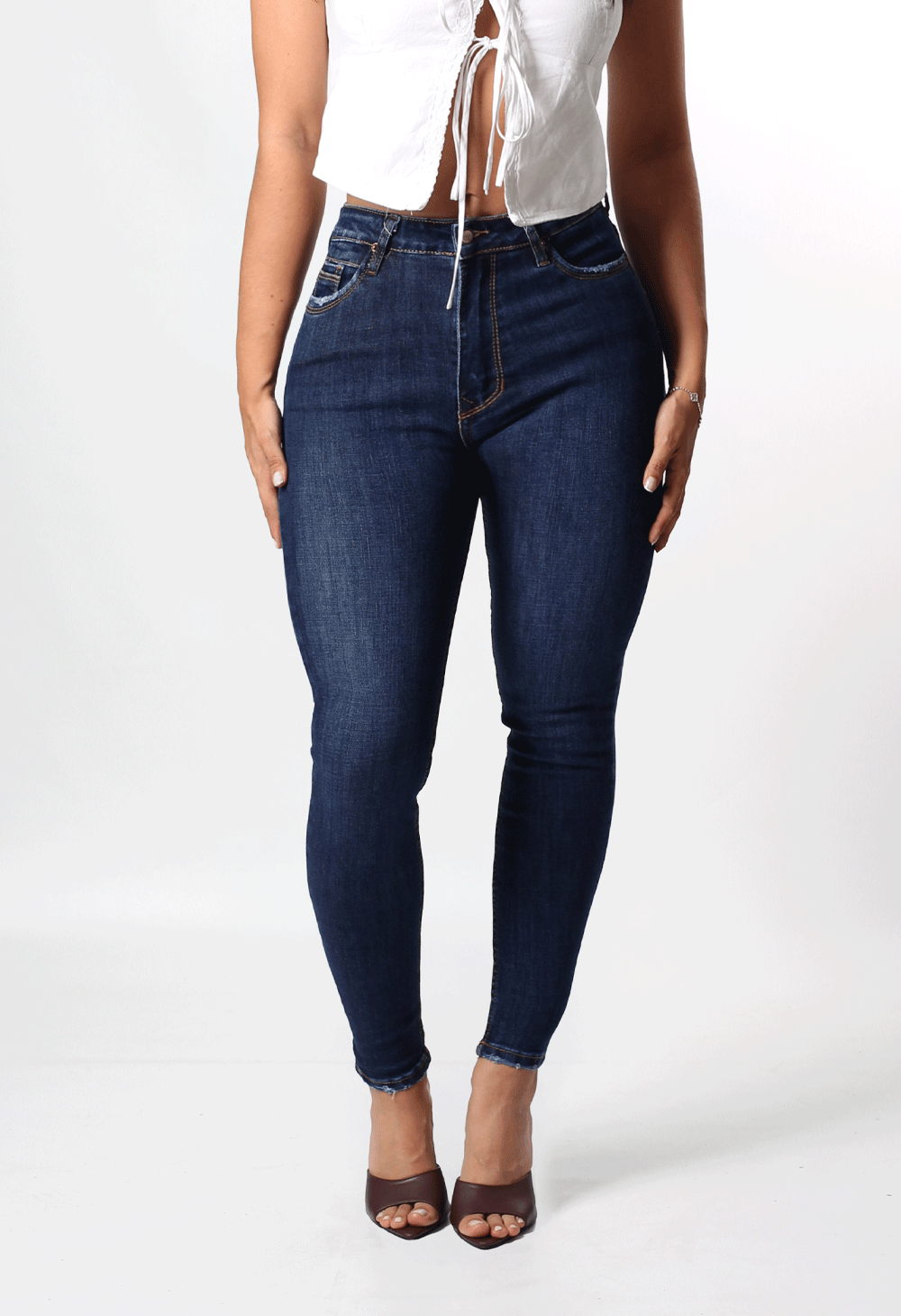 JEANS CLÁSICO SKINNY TONO OSCURO 1 BOTON TIRO ALTO REF-7392