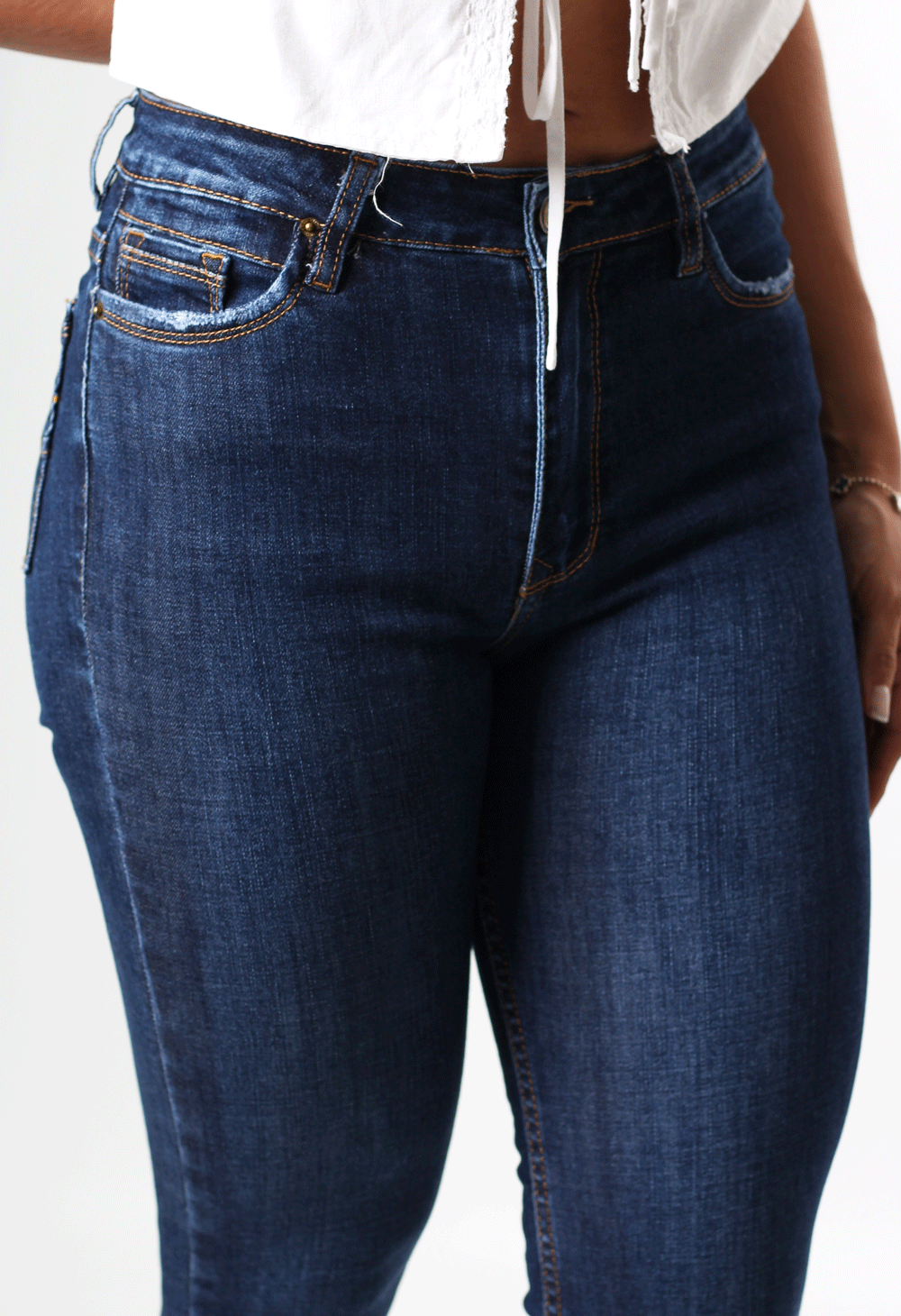 JEANS CLÁSICO SKINNY TONO OSCURO 1 BOTON TIRO ALTO REF-7392
