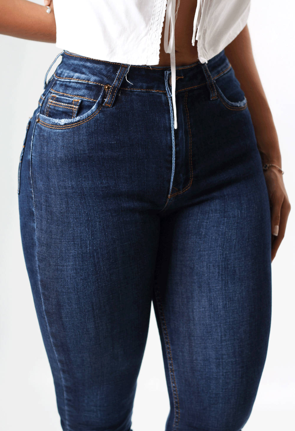 JEANS CLÁSICO SKINNY TONO OSCURO 1 BOTON TIRO ALTO REF-7392