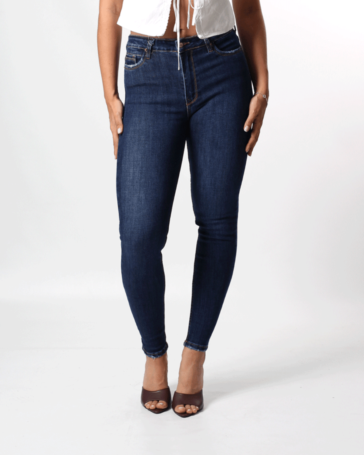 JEANS CLASICO SKINNY TONO OSCURO 1 BOTON TIRO ALTO REF-7392