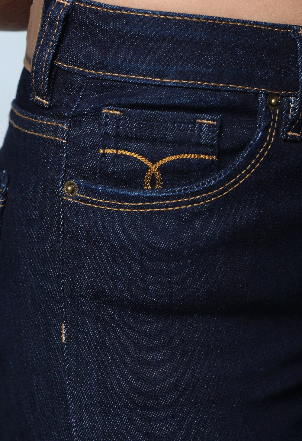 JEANS CLÁSICO SKINNY TONO OSCURO 1 BOTON TIRO ALTO REF-7393
