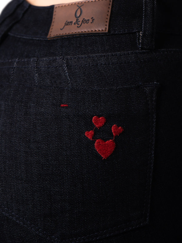 JEANS CLASICO TONO OSCURO BORDADO DE CORAZONES 1 BOTON TIRO ALTO REF-7394