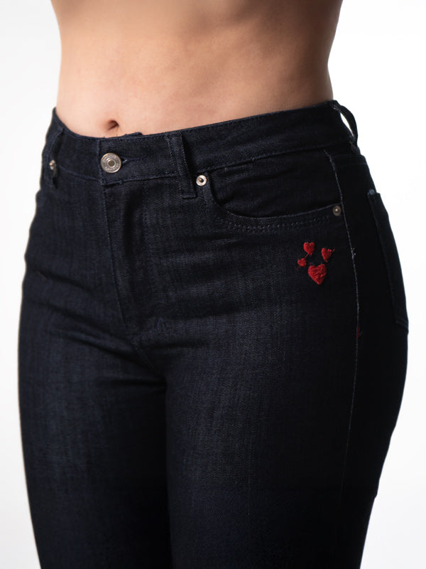 JEANS CLASICO TONO OSCURO BORDADO DE CORAZONES 1 BOTON TIRO ALTO REF-7394